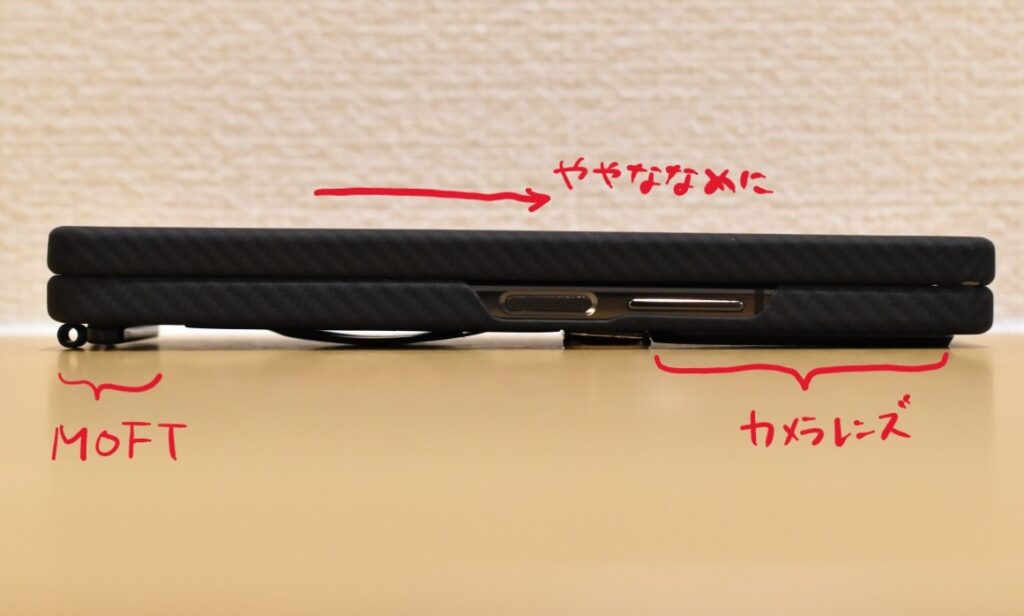 MOFT 全機種対応スリングストラップ 机の上においた状態